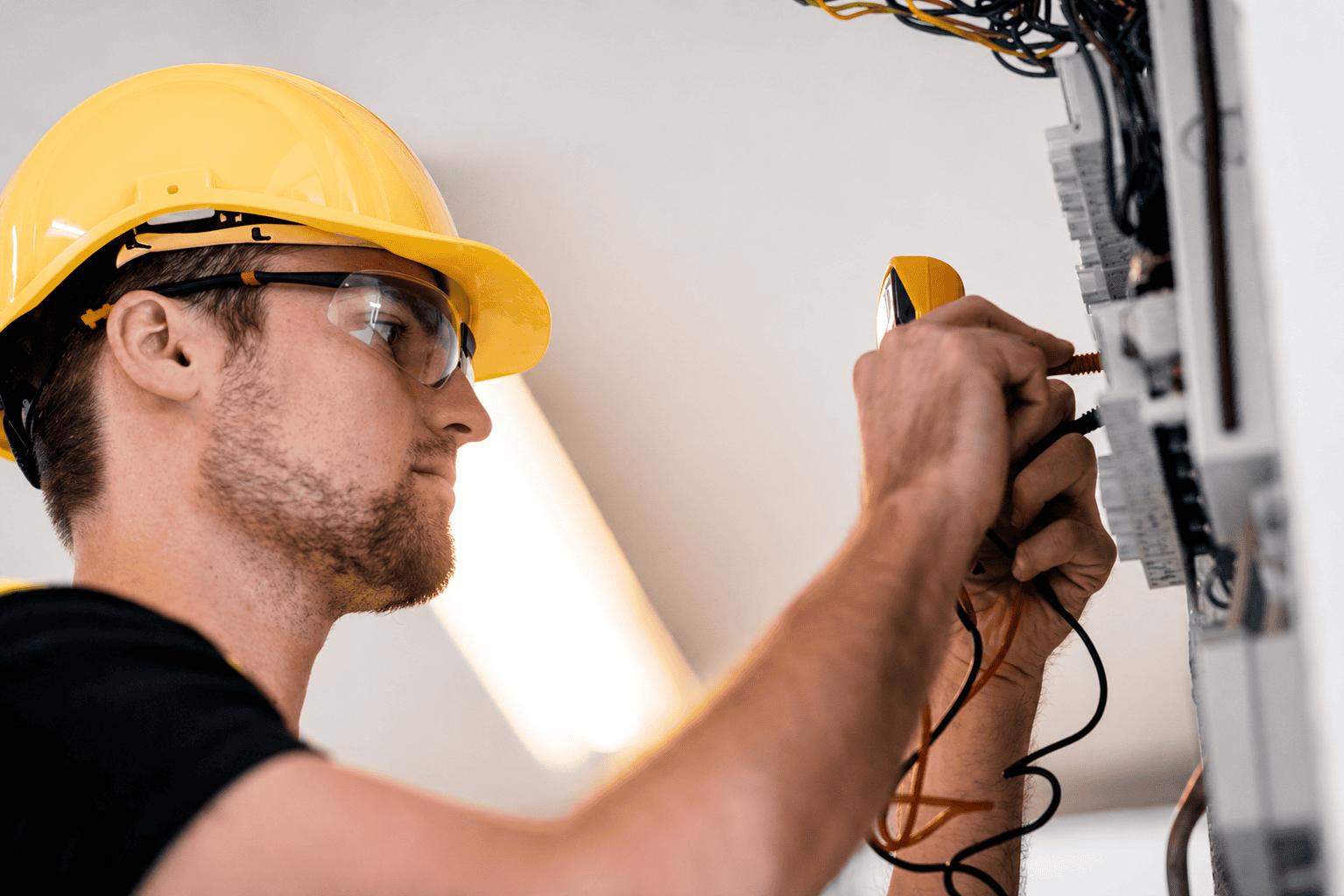 Elektro projektant pri práci na technickej dokumentácii